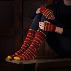Film & TV Harry Potter - Gryffindor Mittens & Slouch Socks Knitting Kit 9 Film & TV Harry Potter - Gryffindor Mittens & Slouch Socks Knitting Kit